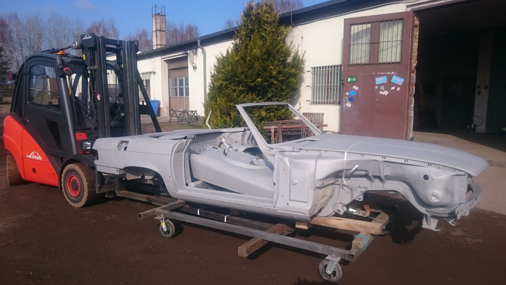  Gereinigtes Metallbauteil nach dem Sandstrahlen