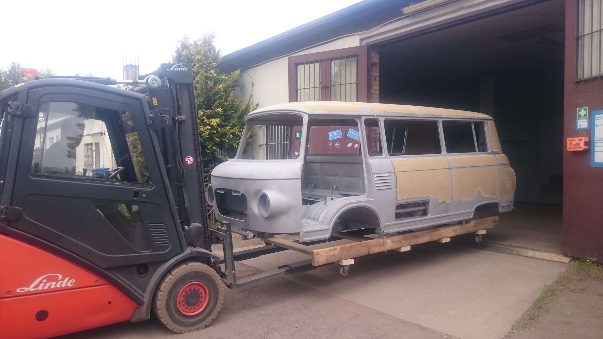  Metallbauteil während des Sandstrahlens