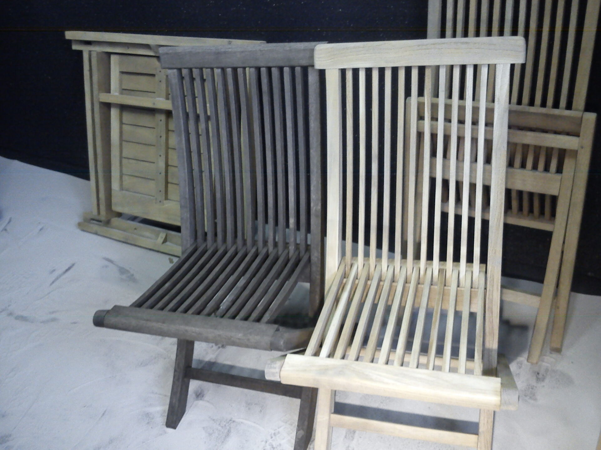  Bauteil in der Strahlkabine beim Glasperlenstrahlen