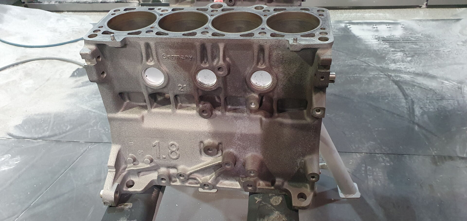  Metallteil beim Sodastrahlen in Nahaufnahme