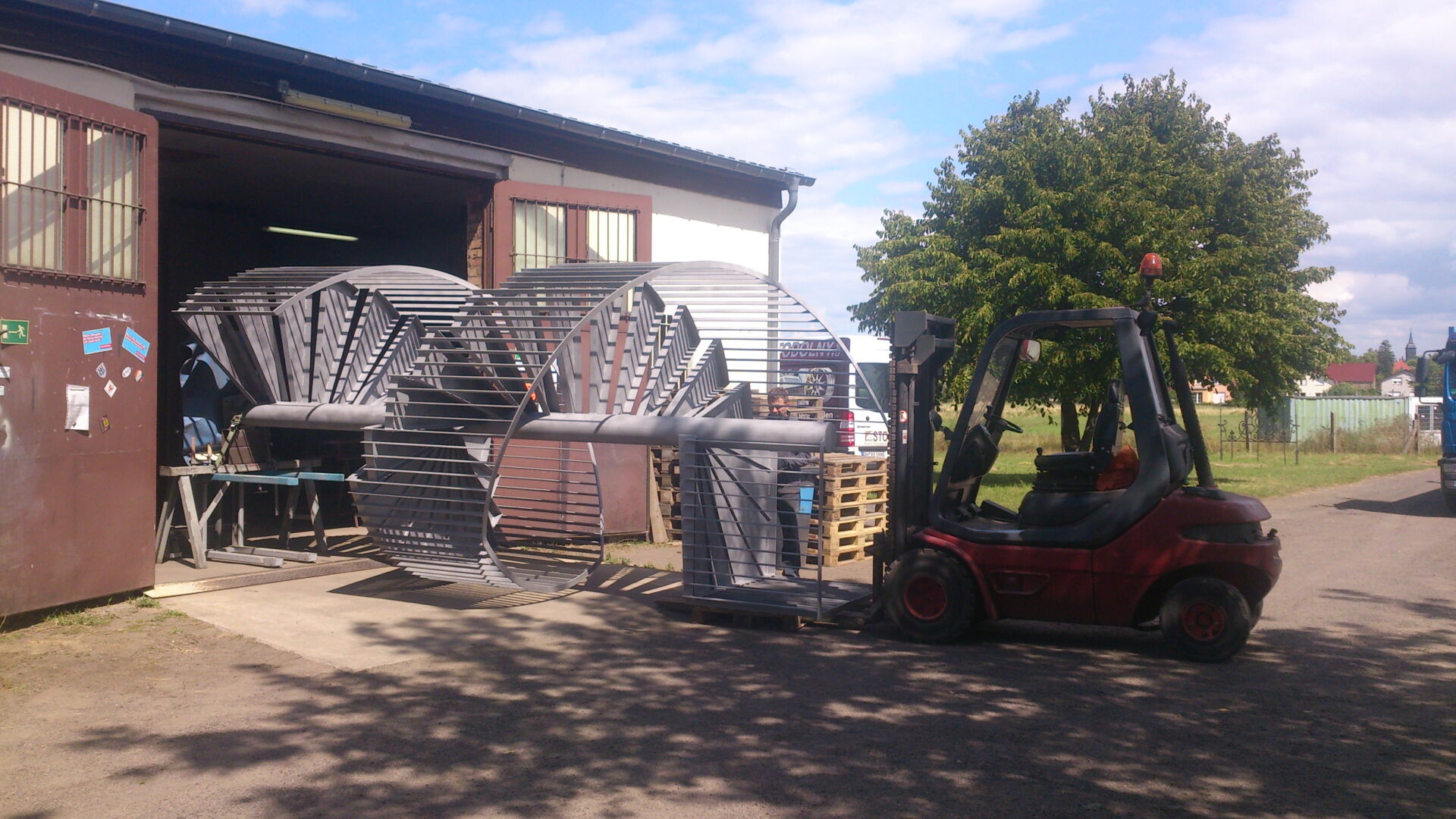  Detailaufnahme eines Bauteils im Sandstrahlprozess