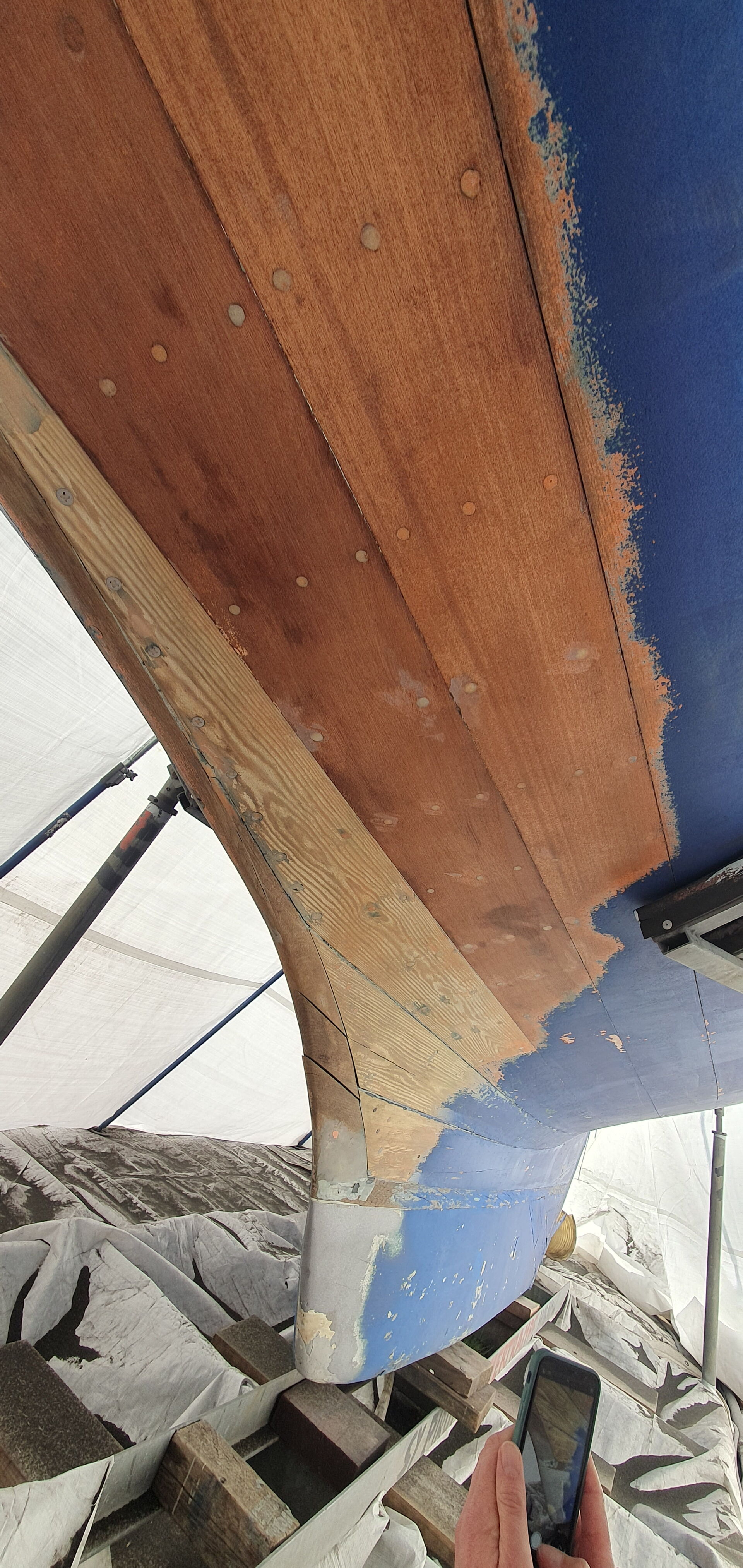  Metallteil im Strahlprozess mit Glasperlen