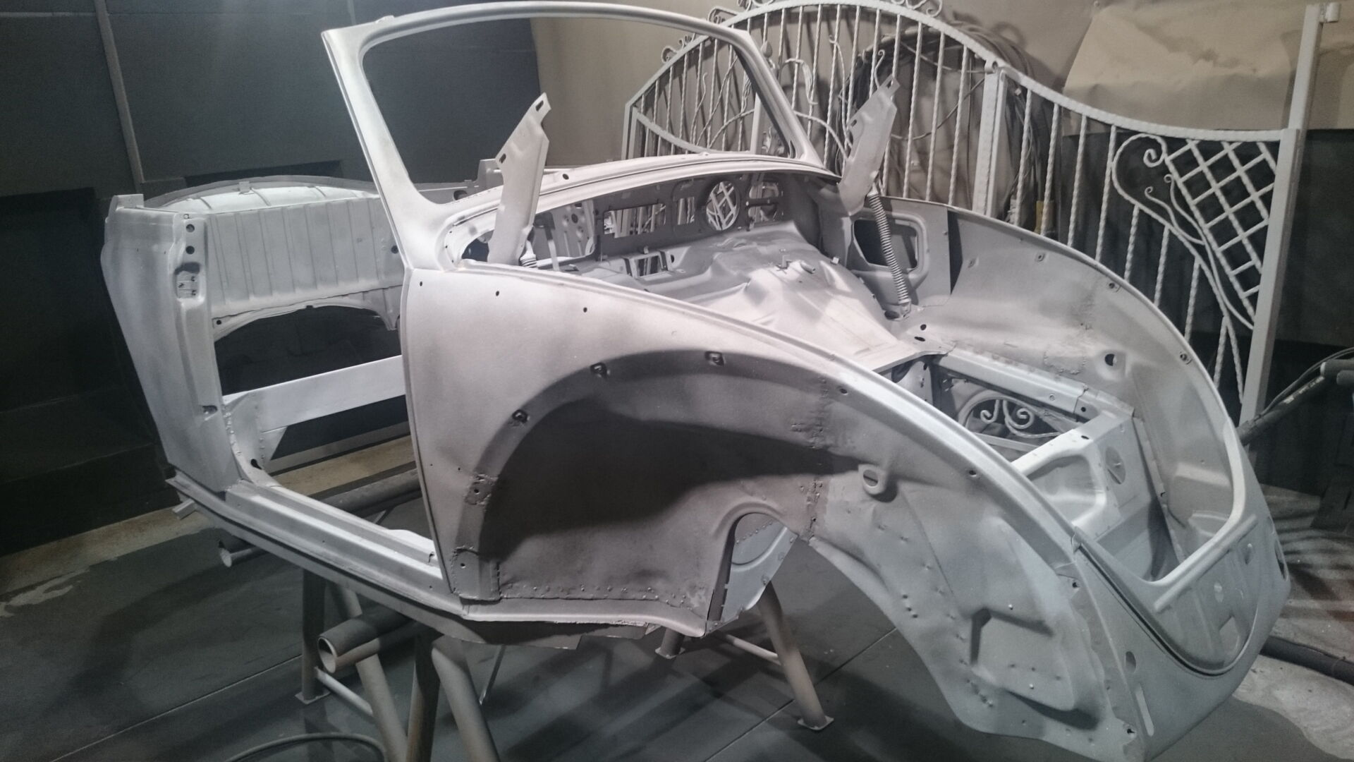  Rostiges Metallteil während der Reinigung