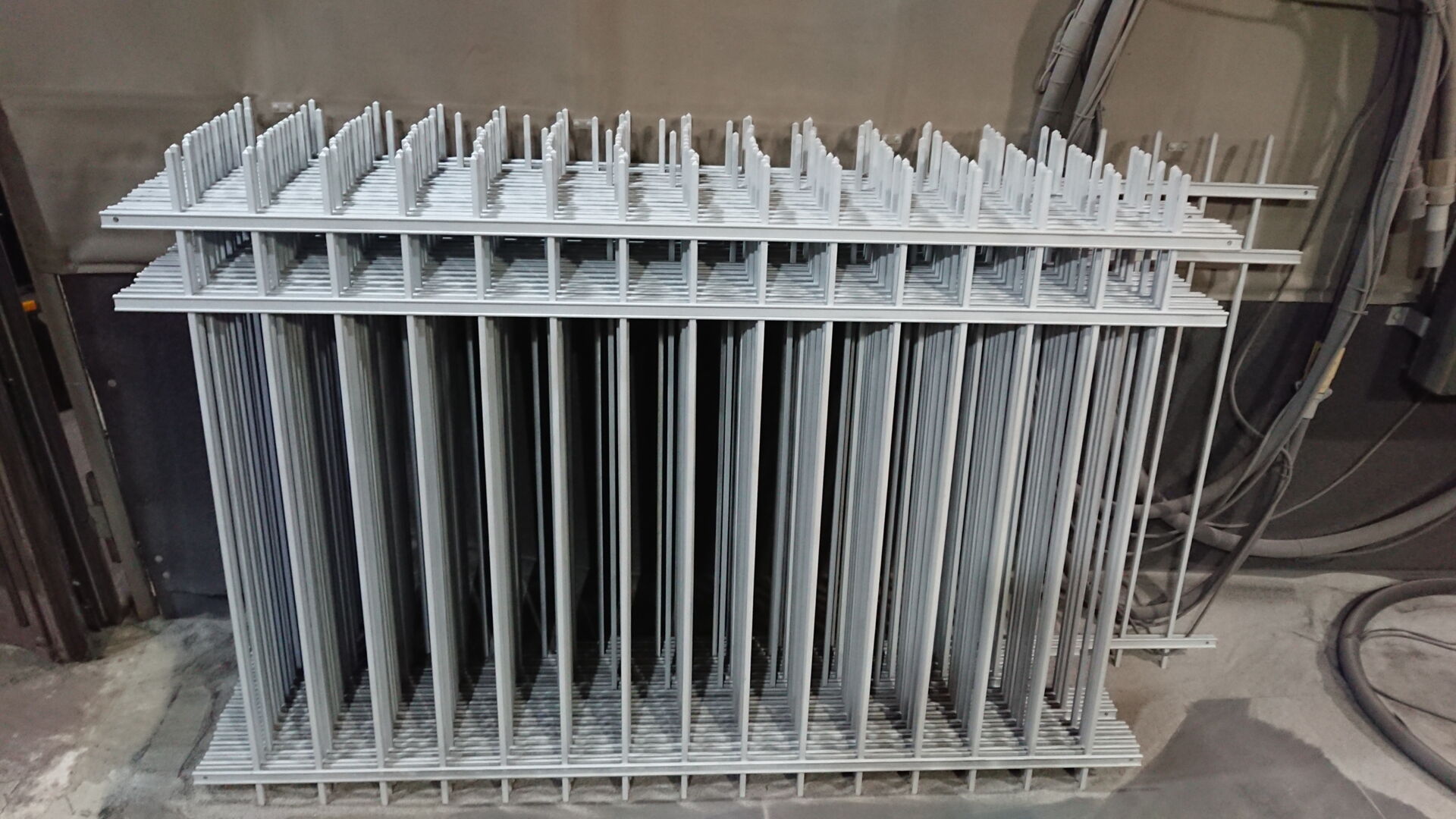  Großer Metallrahmen im Sandstrahlprozess