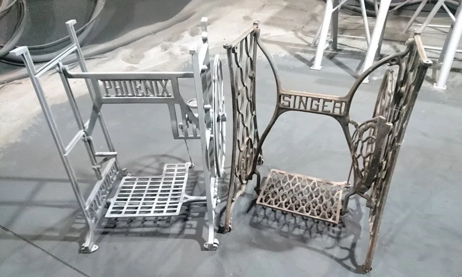  Nähmaschine während der Reinigung durch Sandstrahlen