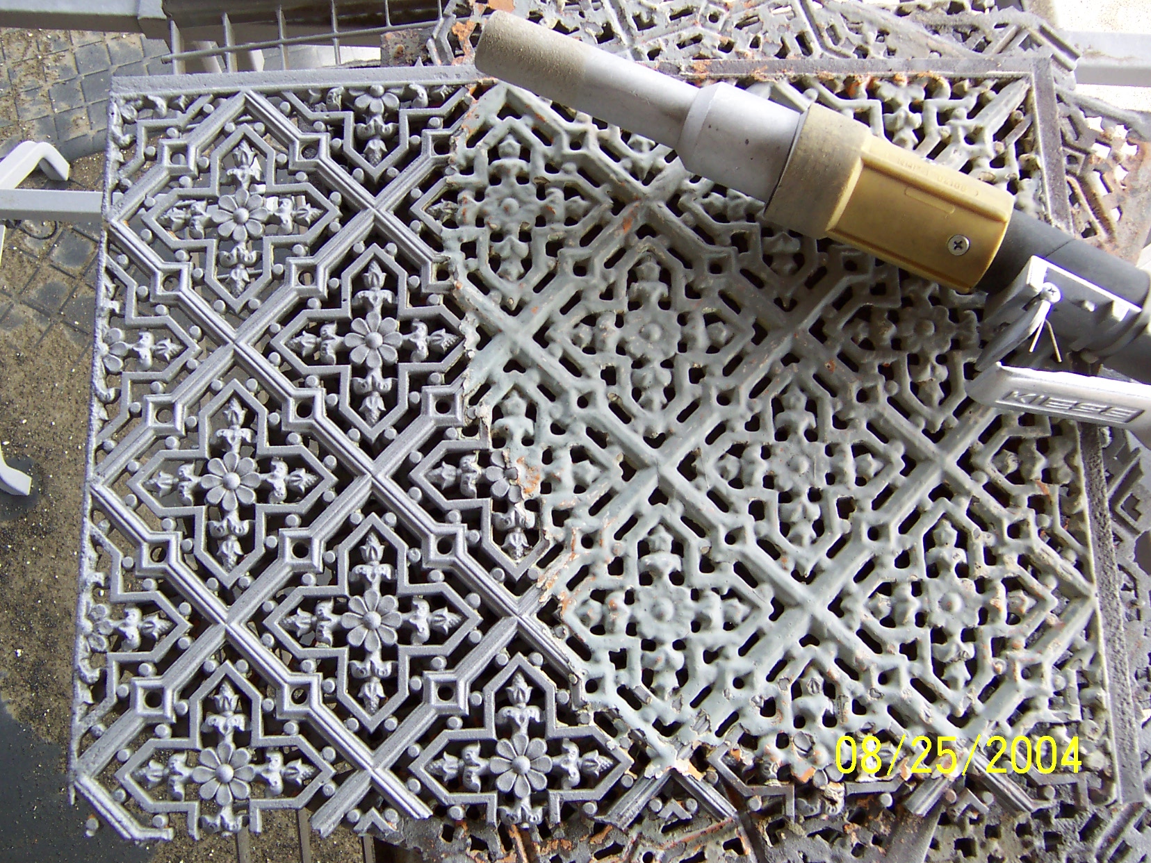  Metallteil im Sandstrahlprozess