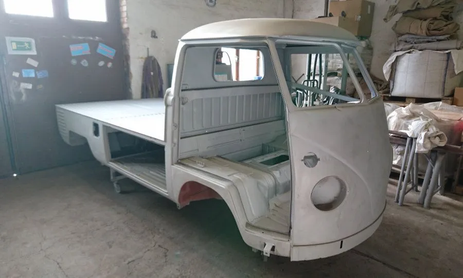  Oldtimer VW Transporter beim Strahlprozess