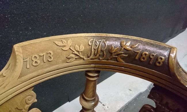  Holzoberfläche während der Strahlbearbeitung